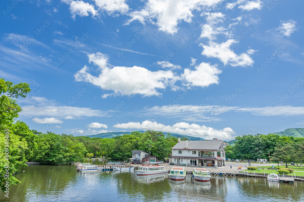 Obraz premium 大沼湖畔の遊覧船乗り場