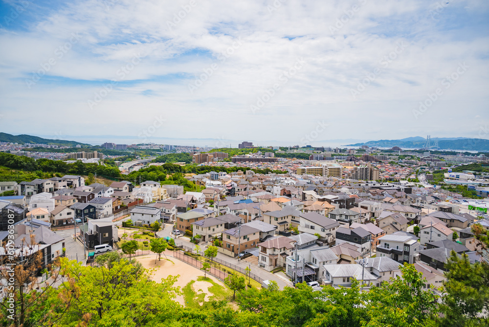 日本の神戸市の小高い丘から神戸の街並みを眺めた写真です。