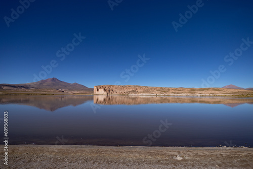 Lago andino altopiano Bolivia con profilo montagne