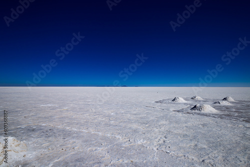 Cumuli di sale nel deserto bianco Salar de Uyuni Bolivia © Fiammetta Regis