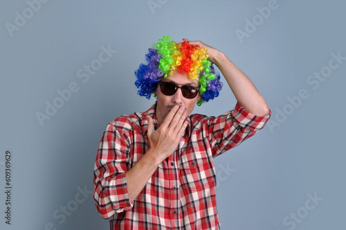 humorista homem cômico divertido com peruca colorida 