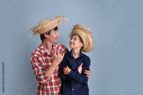 pai e filho vestidos de caipira promoção festa de são joão photo