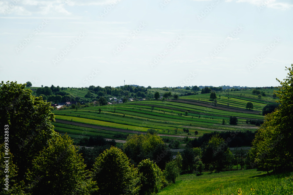 Krajobraz wiejski, zielone pola wiosną, wieś krajobraz wiejski