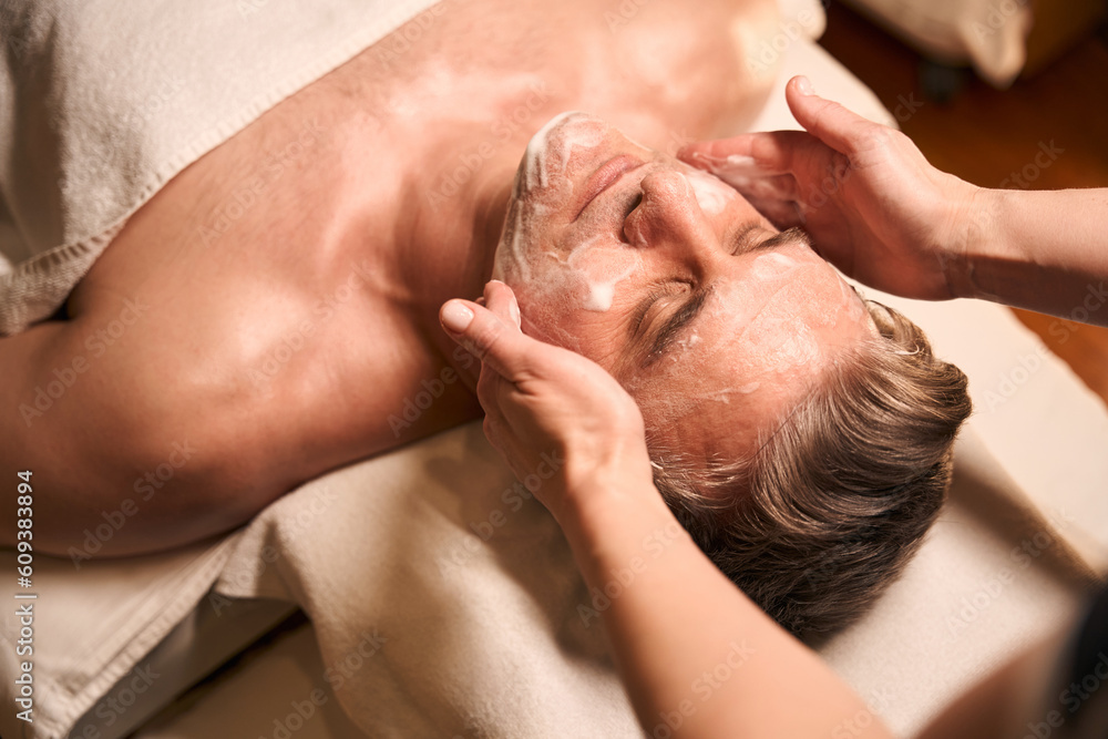 Φωτογραφία Experienced cosmetologist hands cleansing client face before cosmetic procedure