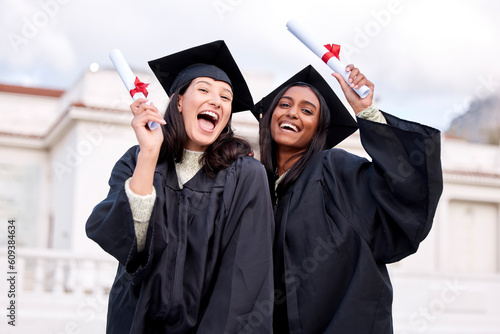 Cuadro en lienzo Education, portrait of college students and with certificate on their graduation day at campus