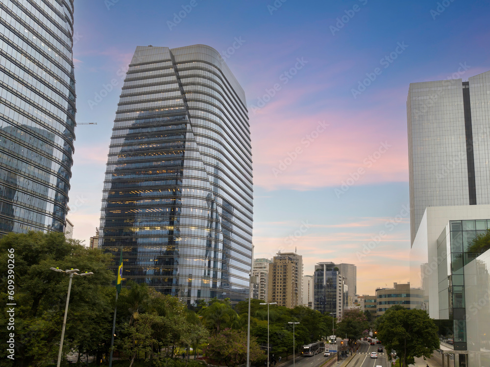 Imagem aérea de skyline de predios comerciais em São Paulo, ao amanhecer Imagem aérea de skyline de predios comerciais em São Paulo, ao amanhecer