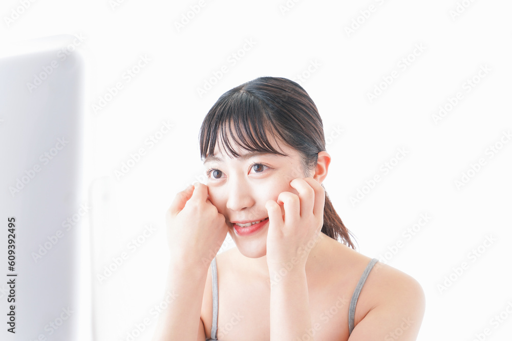 スキンケアをする若い女性