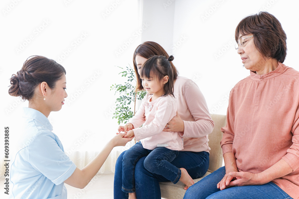 家族で検診を受ける子供 家族で検診を受ける子供
