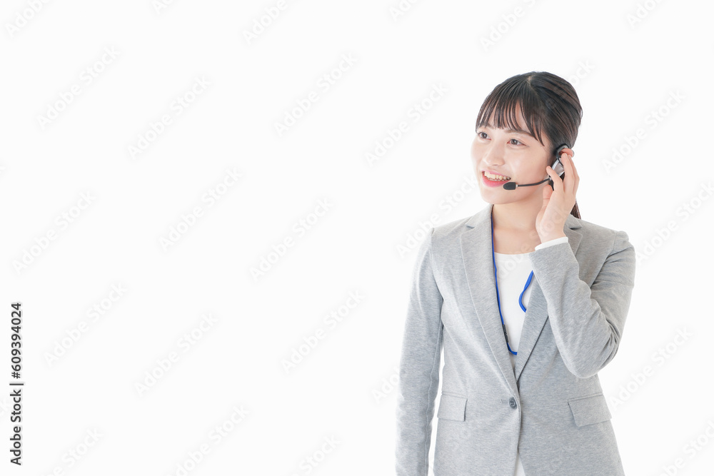 笑顔で対応をするコールセンターの女性 笑顔で対応をするコールセンターの女性