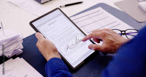 Картината върху платно Contract E Signature