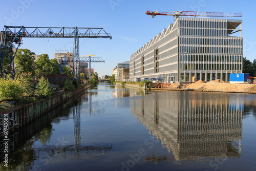 Canvas Print Strukturwandel in Berlin-Neukölln; Blick vom Kiehlufer in Richtung Sonnenallee