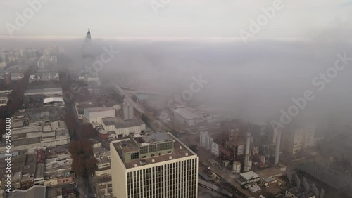 Ciudad con nieblina poca visibilidaad photo