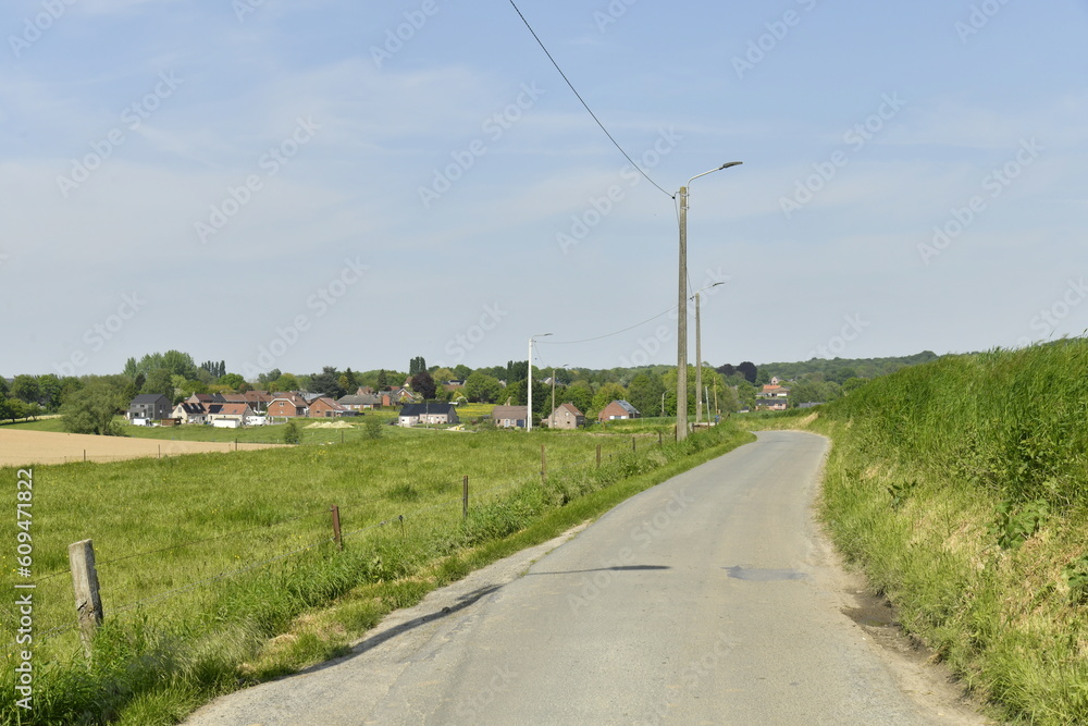 Route de campagne entre champs et villages à Braine-le-Comte 