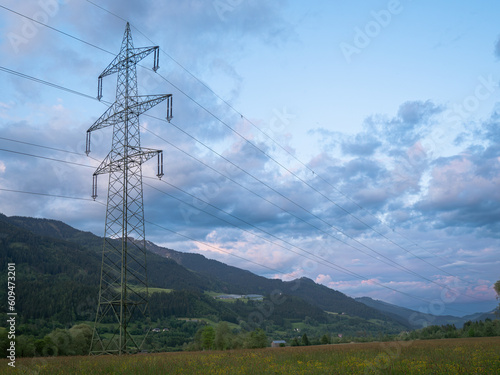 Alpental mit Starkstromleitung und Solarfeld im Hintergrund © Gerhard