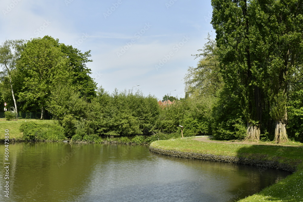 Les étangs du parc Joseph Martel sous un soleil de printemps à Braine Le Comte 