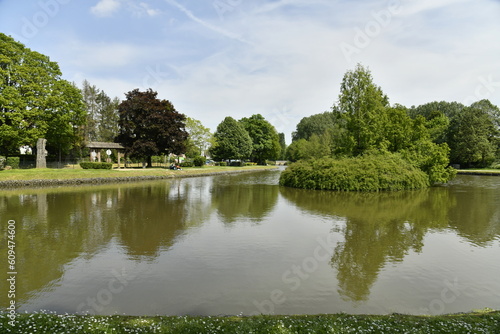 Reflet dans l'eau au parc des Etangs Joseph Martel à Braine-le-Comte 