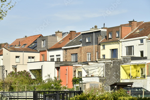 Façades arrières de maisons uni-familiales avec leur jardin à Kessel-Lo à l'ouest de Louvain 