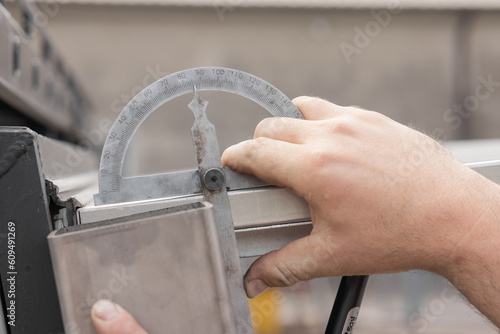 Obraz na płótnie Measuring angle on aluminium profiles with angle meter. It is showing a little less than 90 degrees. w salonie