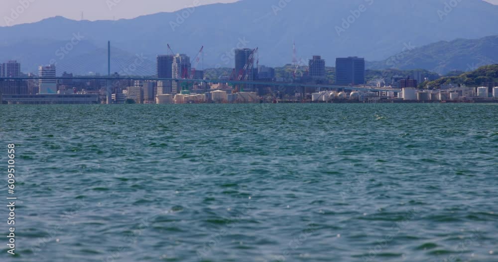 綺麗な海の博多湾とビル群 綺麗な海の博多湾とビル群