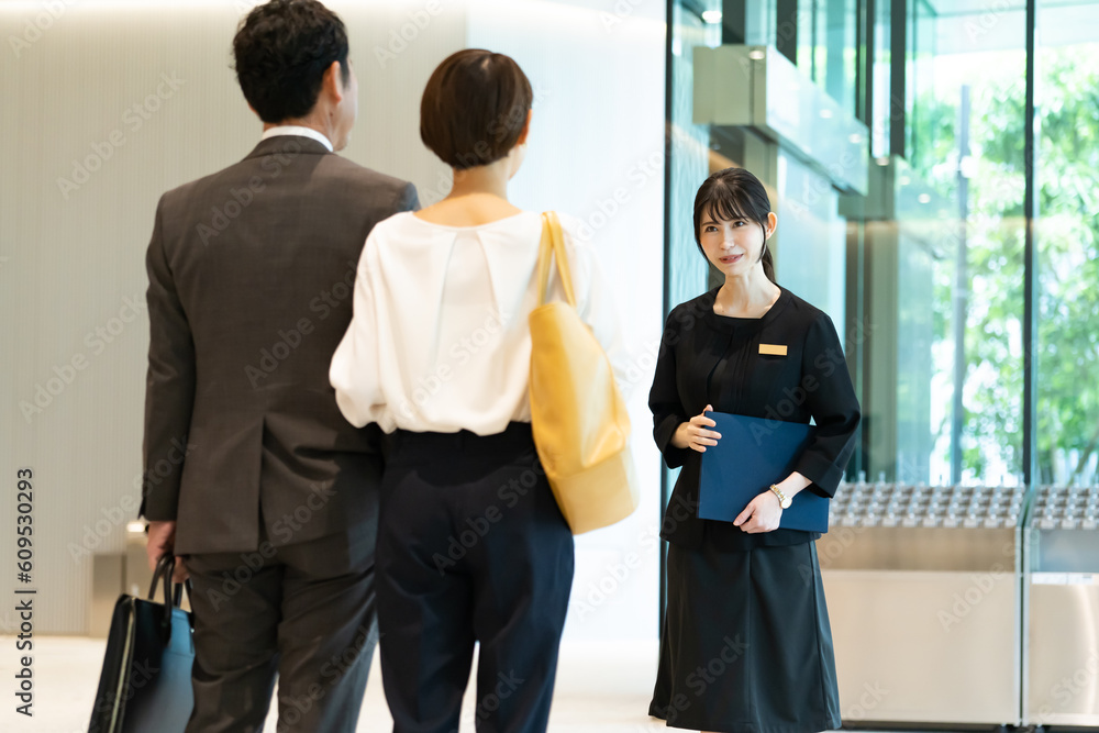 Fototapeta premium 案内をするフロントスタッフ 