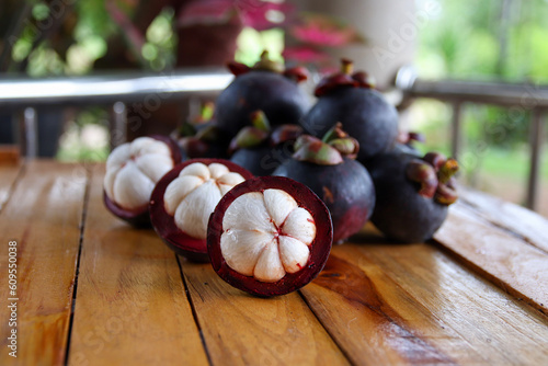Where is mangosteen delicious? Peeled mangosteen saw white flesh inside.