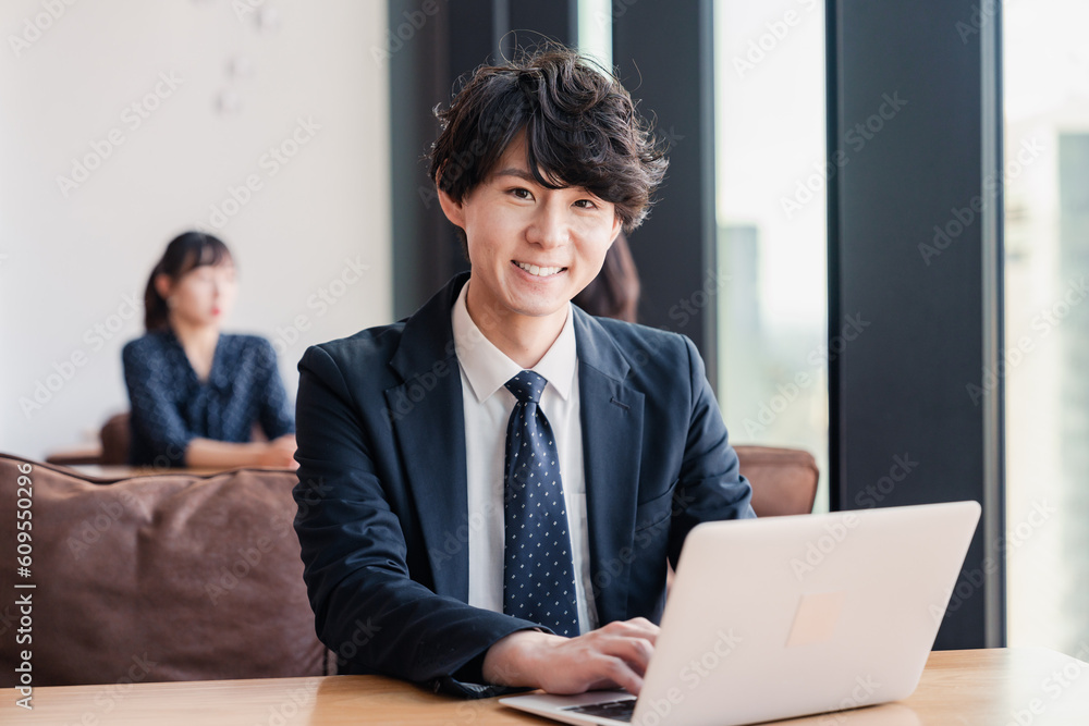 オフィスで笑顔で働くビジネスマン