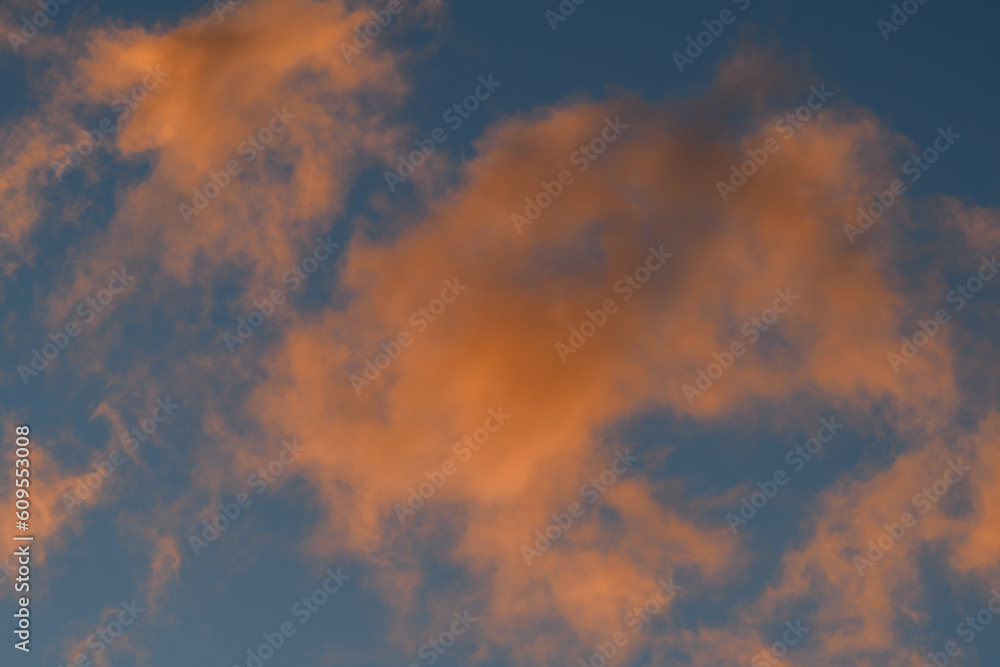 日の出のころのオレンジ色の雲