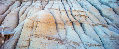Foto Close-up in panorama format of the barren eroded hills in the badlands along the