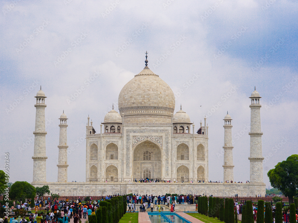 Fototapeta premium Taj Mahal with tourists