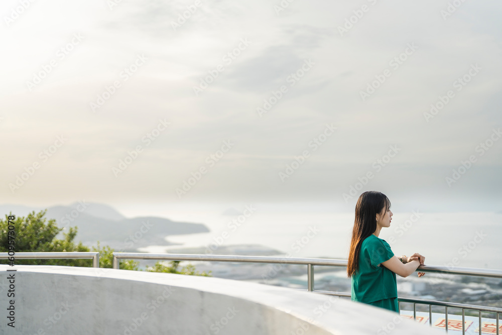 夕陽の空と若い女性