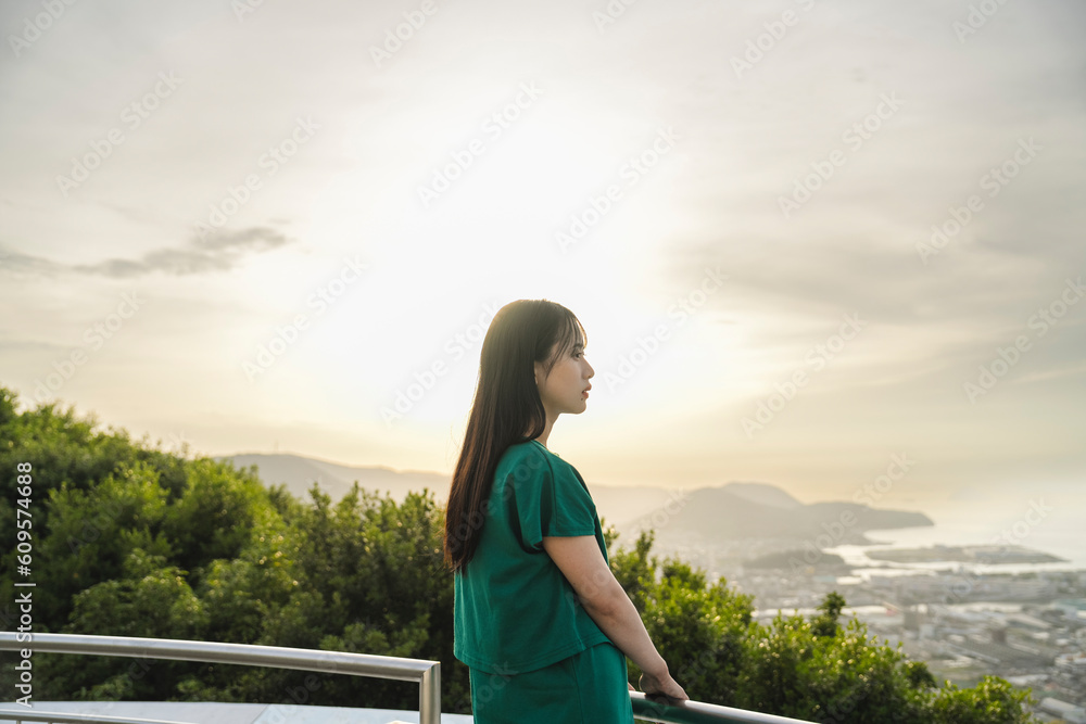 夕陽の空と若い女性 夕陽の空と若い女性