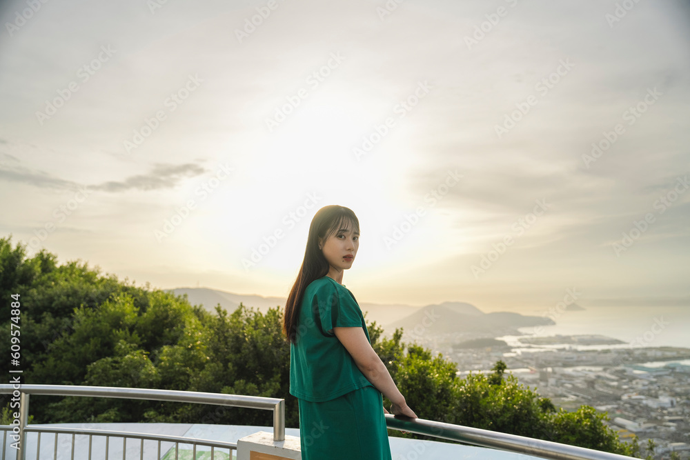 夕陽の空と若い女性 夕陽の空と若い女性