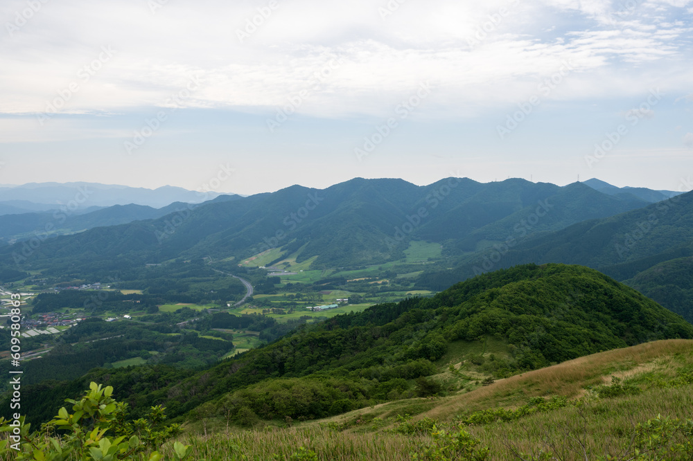 日本の岡山県と鳥取県の県境にある三平山の美しい風景