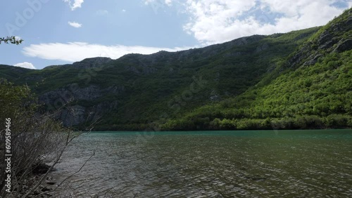 Über dem Fluss Neretva treibt der Wind das Wasser und die Wolken über die Berge. Above the river Neretva, the wind drives the water and the clouds above it over the mountains