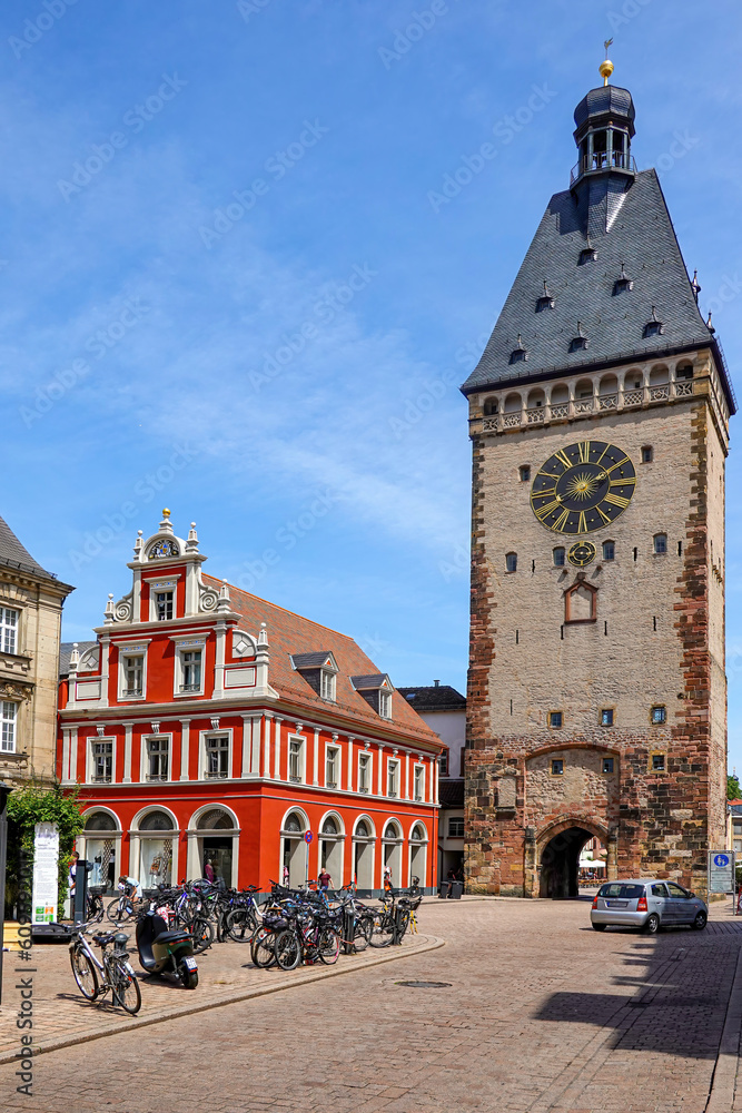 Obraz premium Speyer am Rhein, Fussgängerzone mit Altpörtel und Stadtturm Altpörtel