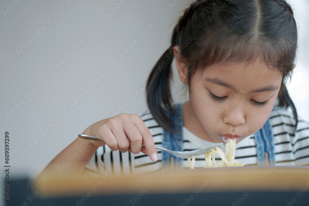 The girl is eating, girl eating spaghetti carbonara. The girl is eating, girl eating spaghetti carbonara.