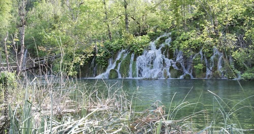 Cascade dans un paysage féerique 