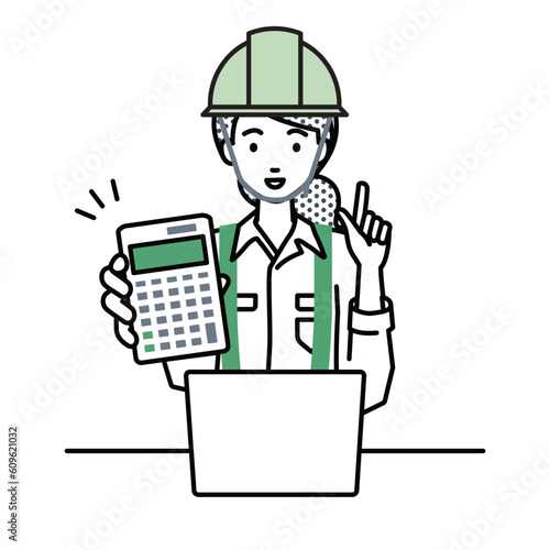 座ってデスクでノートPCを開いて電卓を指差してこちらに向けて見せている工事現場の女性