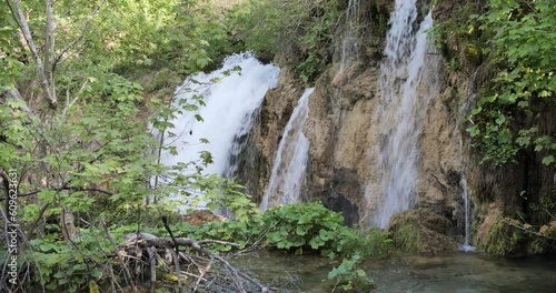 Cascade d'un parc naturel par beau temps