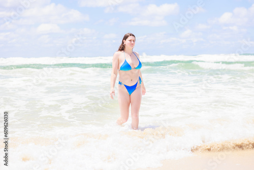 海につかる水着姿の白人女性