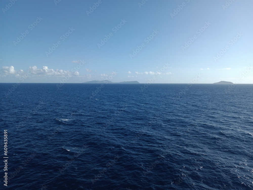 Obraz premium Sea with islands in the horizon