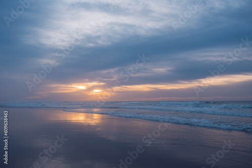 Playa paisaje relajado de atardecer