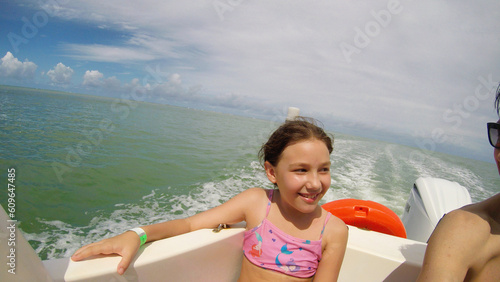 garota sorridente de férias em barco no mar 