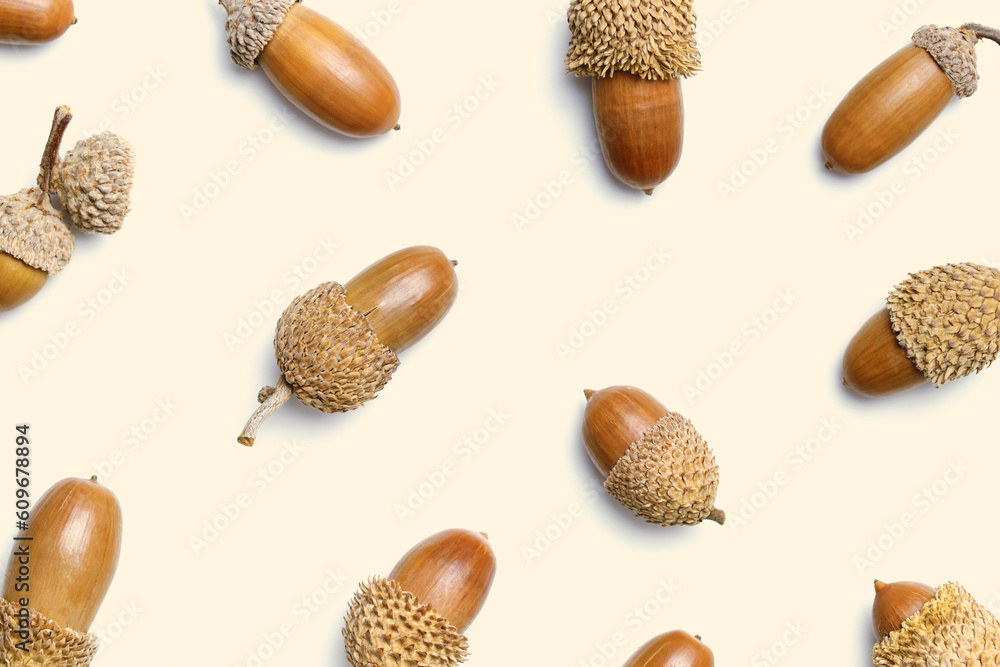 Acorn natural and painted golden on beige background. Autumn time concept.  Fall harvest season, autumnal natural materials, fashion pattern from  acorns. Trend nature flat lay, aesthetic fall Stock-Foto | Adobe Stock