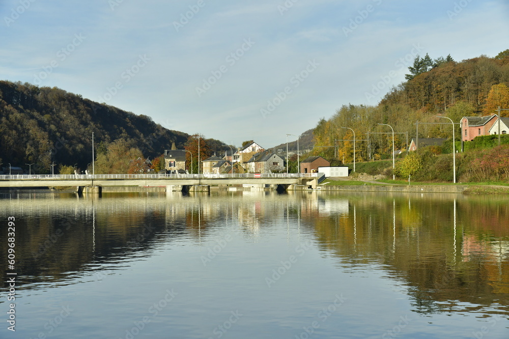La Meuse vers le barrage-écluses dans un cadre bucolique en automne à Profondeville 