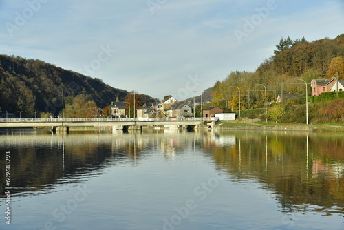 La Meuse vers le barrage-écluses dans un cadre bucolique en automne à Profondeville  © Photocolorsteph