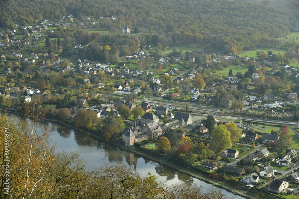 Paysage du champs ferme, maisons et bois au fond de la vallée de la Meuse à Godinne 