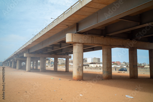 un pont dans la ville de Dakar au Sénégal en Afrique de l'Ouest
