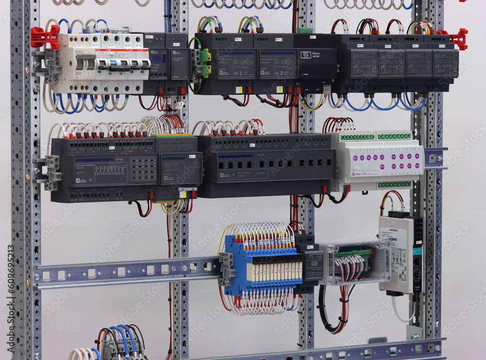 Foto de Electric switchboard with automatic current switches and ...
