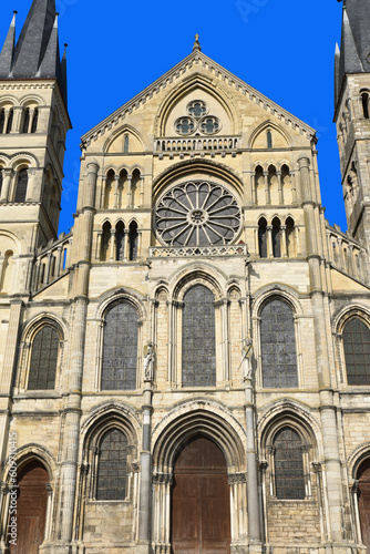  Façade de la basilique Saint-Rémi à Reims. France